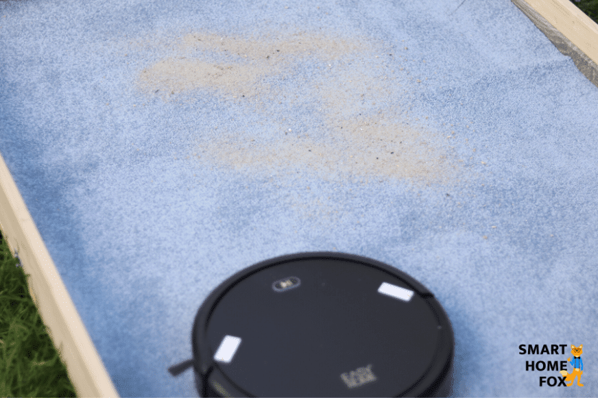 Easy Home Saugroboter von Aldi beim Sand Saugtest auf hohem Teppich